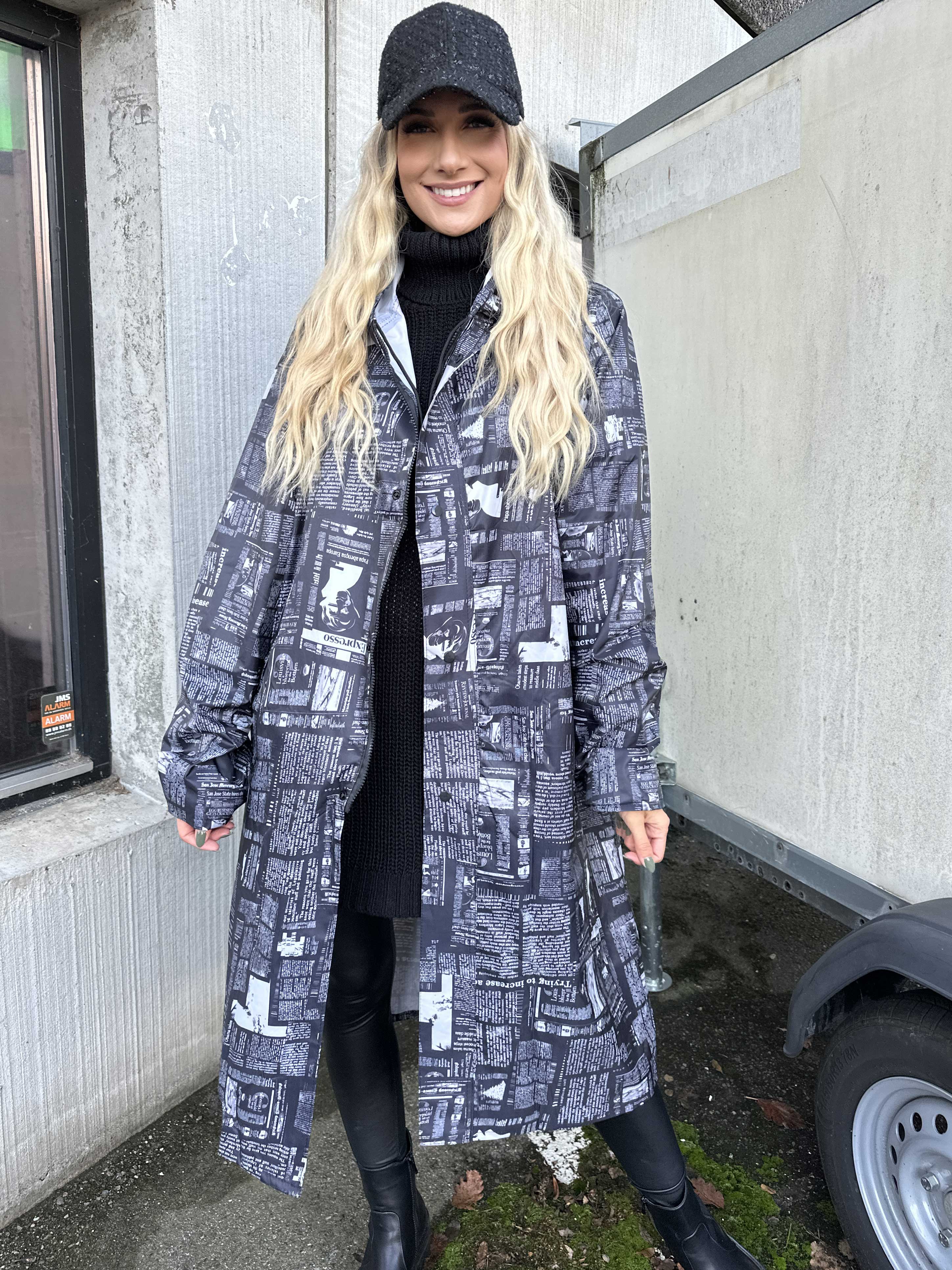 Reina Print - Regnjakke med avisprint